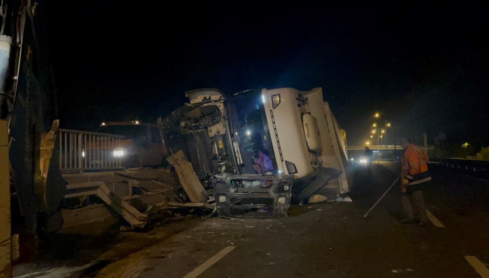 eskisehir ankara yolunda tir devrildi ulasimda aksama yasandi nFtJt2PT.jpg