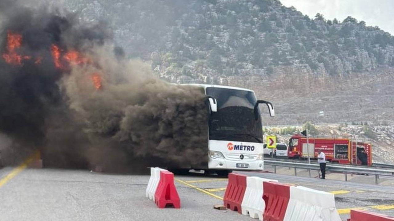 konyada seyir halindeki yolcu otobusu yandi yolcular tahliye edildi LTBA6Bvp.jpg