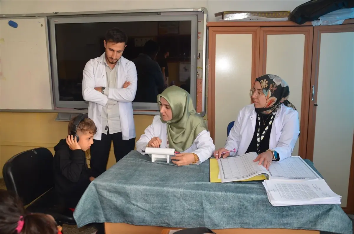 musta ogrencilere isitme testi uygulaniyor lqjLUz4R.jpg