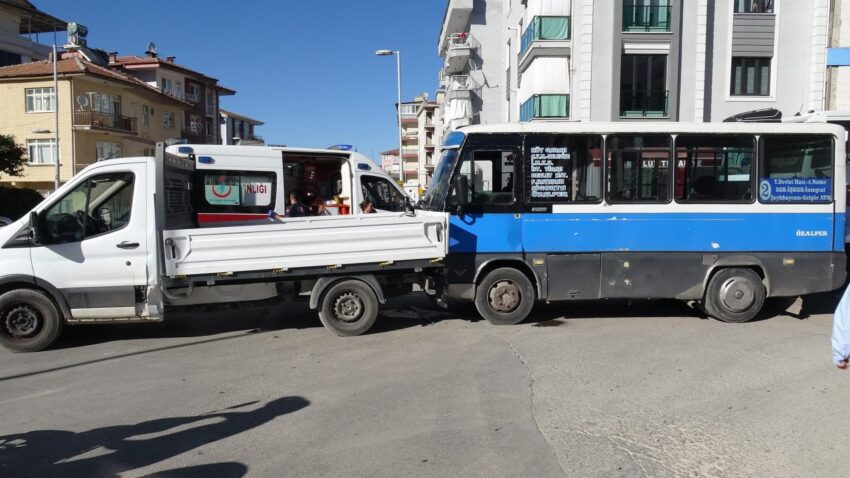 Freni bosalan yolcu minibusu dehset sacti onune gelene carpti 7 yarali var dIklmSLM