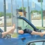 Icki icip ayaklarini camdan cikardilar sivil polisi gorunce gazladilar rn1rJZBG