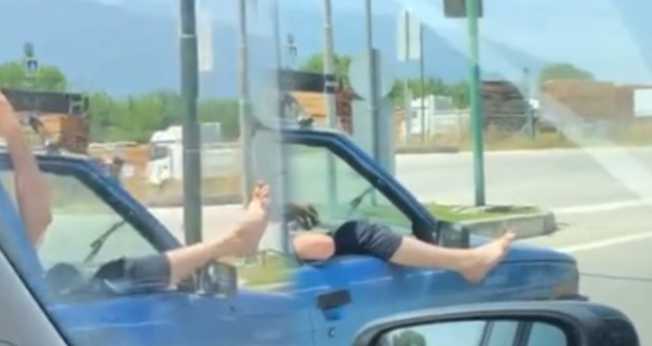 Icki icip ayaklarini camdan cikardilar sivil polisi gorunce gazladilar rn1rJZBG
