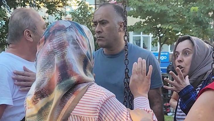 Parkta tansiyon bir anda yukseldi tartismaya esler de dahil olunca yumruklar konustu uc7415Cz