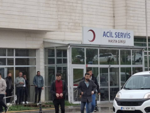Sokak ortasinda silahli saldiriya ugradi hastanede can verdi bwaSCfNQ